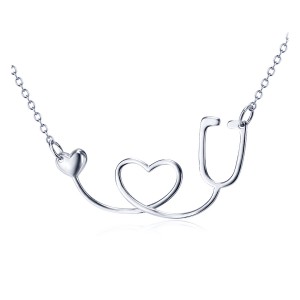 Zilverkleurige RVS hanger in de vorm van een stethoscoop en de vorm voor I Heart You