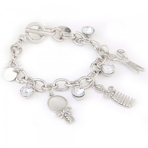 Hangertjes van een Schaar, kam, spiegel en kristallen aan armbandje
