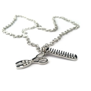 Verzilverde ketting met hangertjes van een schaar en kam