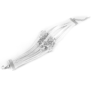Witte armband van leder met metalen figuren van een uil, duif, anker en oneindigheids teken.