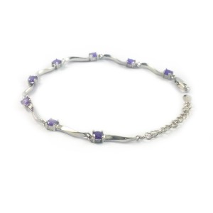 Verzilverde armband met paarse kristallen bedeltjes