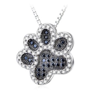 Hundepfote mit schwarzen und weißen Zirkoniasteinen und Silberkette